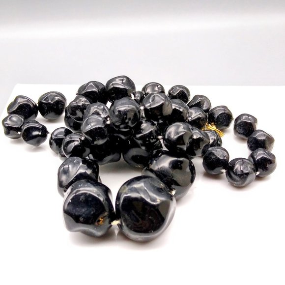 Chic Vintage Black Beaded Necklace, Early Plastic Basic Retro Graduated Strand - Picture 4 of 4